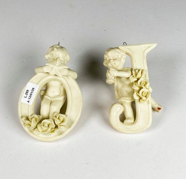 Dos angelitos de colgar, letras J y O - Figuritas cerámicas artesanales