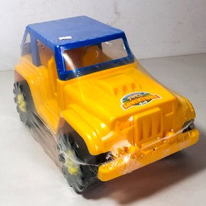 Lote de Juguetes: Jeep Amarillo y Dos Pistolas de Agua - imagen 3