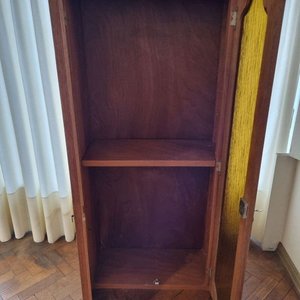 Vitrina Esbelta de Madera con Puertas de Vidrio Ahumado y Tiradores Metálicos - imagen 2