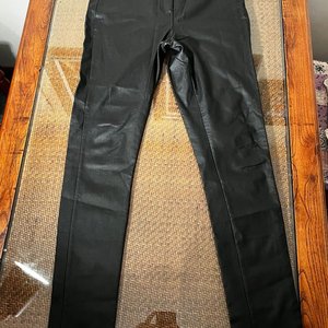 Pantalón chupín de cuerina negra talle S, marca Daniel Cassin - imagen 5