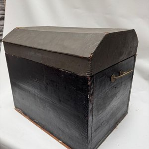 Lote anterior: Baúl de Madera Antiguo con Tapa Curva