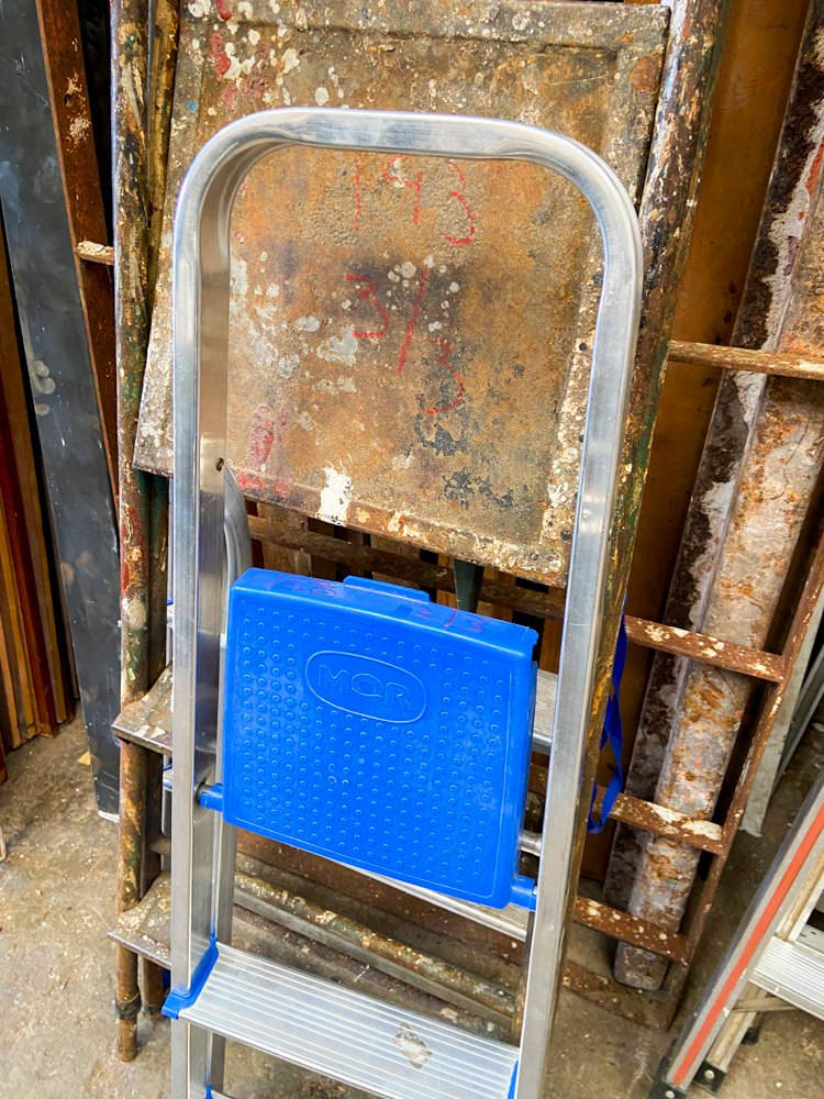 Escalera de aluminio dos escalones con pvc color azul - imagen 2