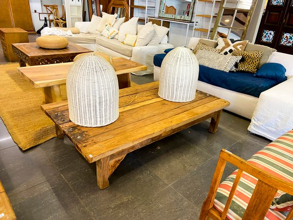 Mesa de centro rústica de madera con cesteros blancos - imagen 1