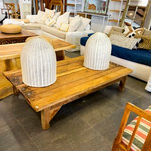Mesa de centro rústica de madera con cesteros blancos - imagen 1