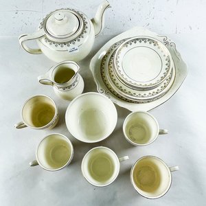 Dieciocho piezas en loza inglesa beige guarda dorada (algún detalle), tetera, lechera, tazas, platillos y platos para postre - imagen 2