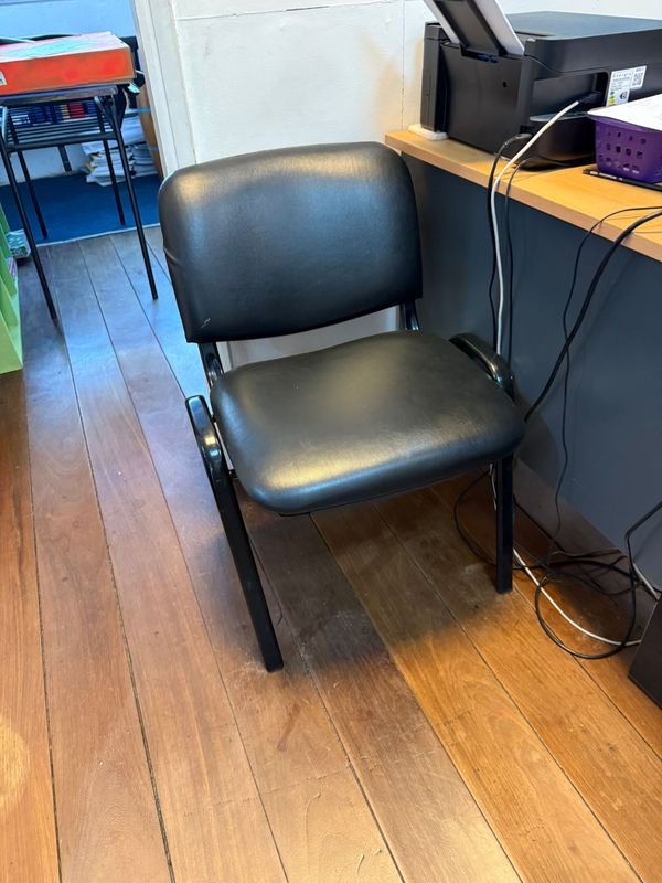 Silla de escritorio de cuero negro