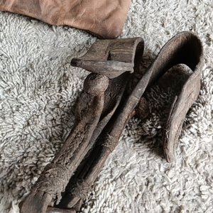 Basto de cuero antiguo con estribos y mañador - imagen 4