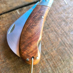 Navaja Curva de Bolsillo con Hoja de Acero Inoxidable y Mango de Madera - imagen 2