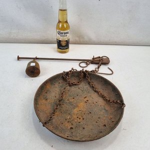 L 367 - 1 Pieza - Antigua balanza de platillo de tipo romano en hierro, con cadena y gancho (Ideal decoracion rustica - Con detalles de oxido) - imagen 2