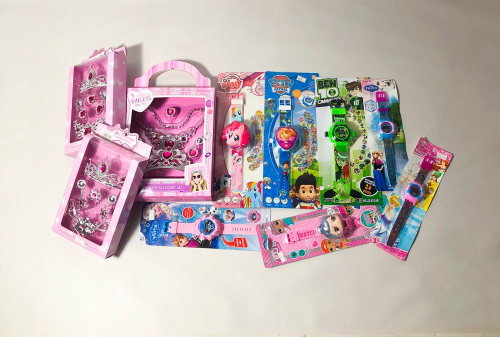 Diez Relojes Infantiles y Tres Kits de Joyería para Niña