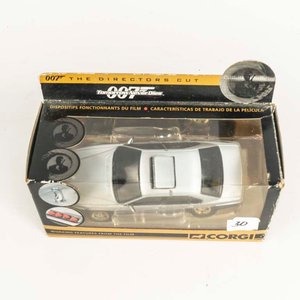 Auto BMW 750i de la pelìcula Tomorrow Never Dies de 007 escala 1/36 colección Corgi en su caja original. - imagen 2