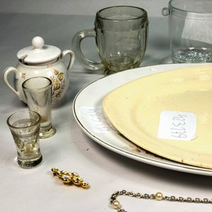 Lote de Porcelana y Vidrio: Hielera, Tazas, Fuentes y Azucarero - imagen 3