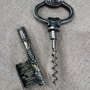 Lote siguiente: Llave Decorativa Abrebotellas y Sacacorchos Metálico Estilo Vintage