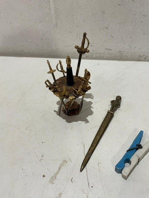 Lote anterior: Pieza de metal con soporte para velas