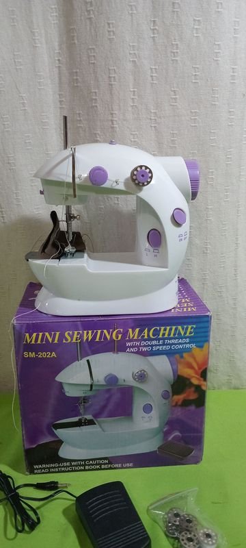 Lote siguiente: Maquina de coser portatil con accesorios