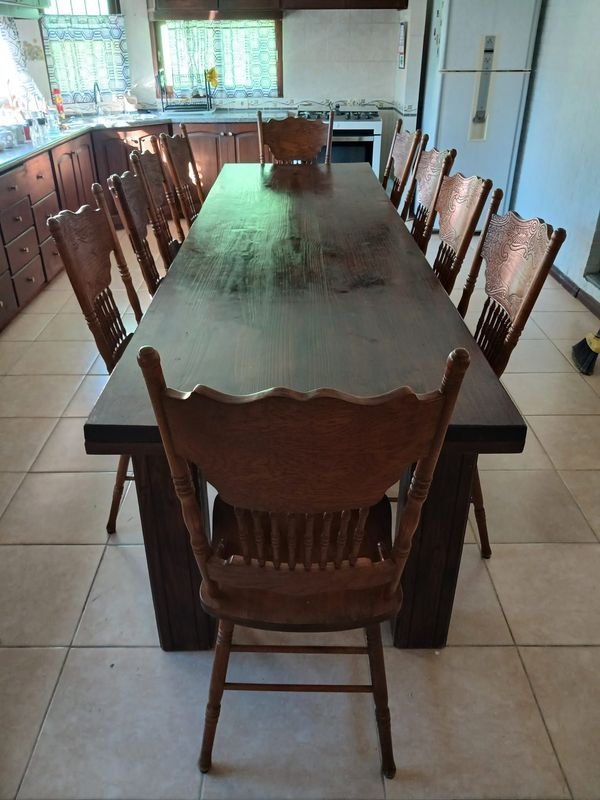 Mesa de Comedor Victoriana de Madera Maciza con 10 Sillas Talladas