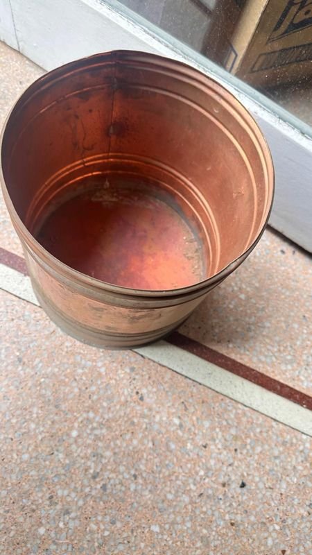 Porta maceta bronceado o de bronce: Un recipiente metálico antiguo - imagen 4