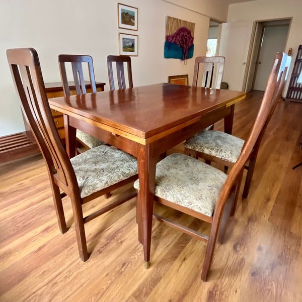 Juego de Comedor de Madera: Mesa Extensible y 6 Sillas Tapizadas