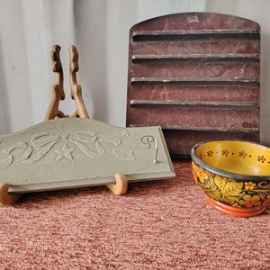 Lote de Artículos de Madera: Cuenco Decorado, Perchero y Expositor - imagen 2