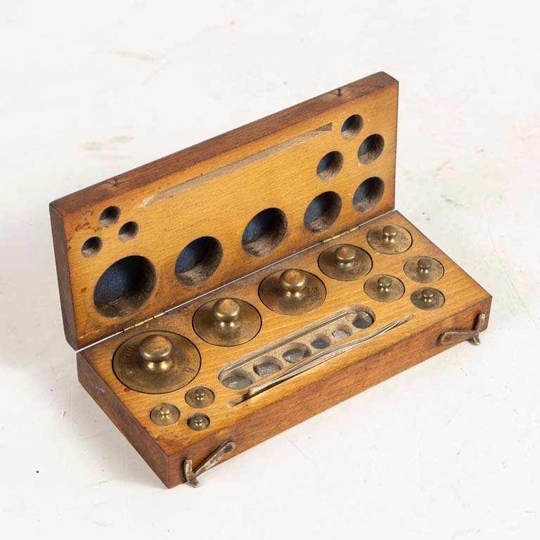 Lote siguiente: Estuche de madera con pesas de bronce