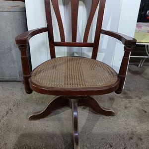 Sillón Giratorio Antiguo de Madera con Asiento de Caña - imagen 1