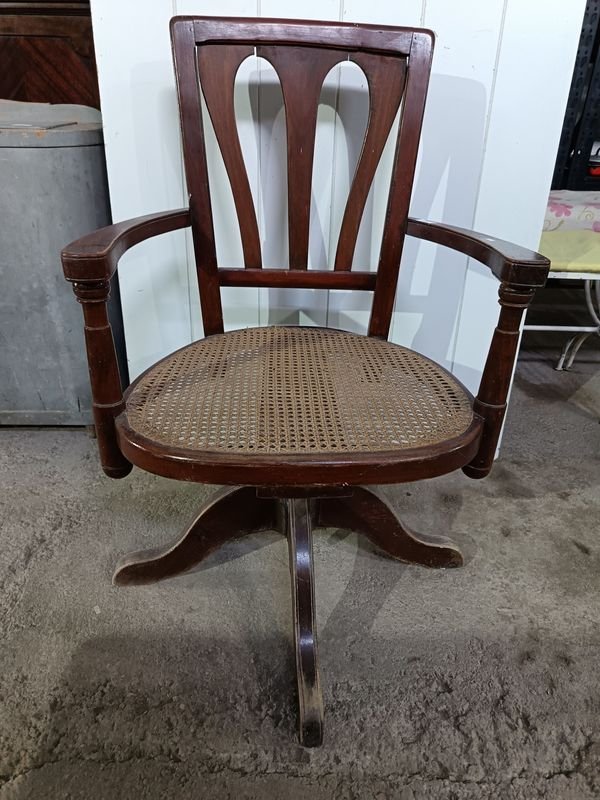 Sillón Giratorio Antiguo de Madera con Asiento de Caña
