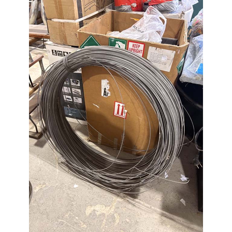 Lote siguiente: Alambre grueso en rollo