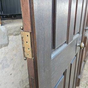 Lote anterior: Zaguan de madera dura con herrajes