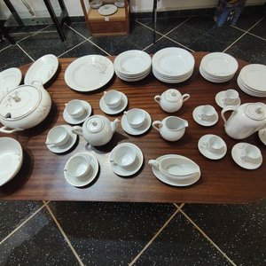 Juego de Loza Olmos Completo: 59 Piezas de Porcelana Blanca con Flores Lilas - imagen 2