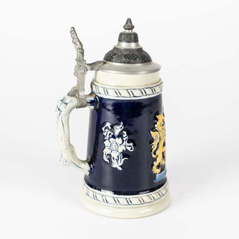 Jarra de cerveza holandesa con escudo en relieve y tapa de peltre - imagen 2