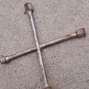 Llave Cruz para Ruedas de Auto - imagen 2