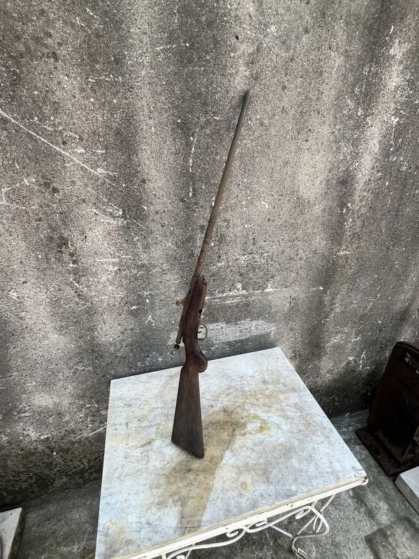 Lote anterior: Fusil de cerrojo antiguo en mal estado