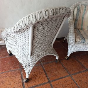 Par de Sillones de Mimbre Blancos con Ruedas y Almohadones Rayados - imagen 8