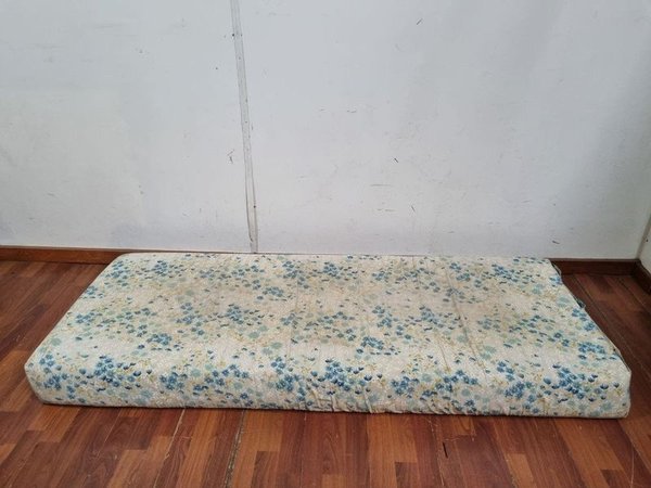 Colchón de 1 Plaza con Tapizado Floral Celeste y Amarillo