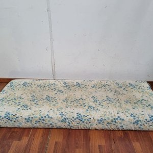 Lote siguiente: Colchón de 1 Plaza con Tapizado Floral Celeste y Amarillo