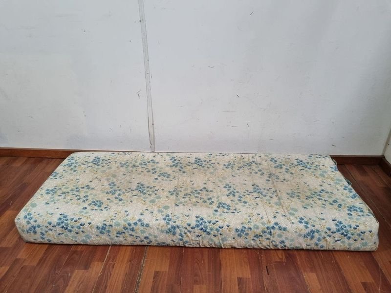 Colchón de 1 Plaza con Tapizado Floral Celeste y Amarillo