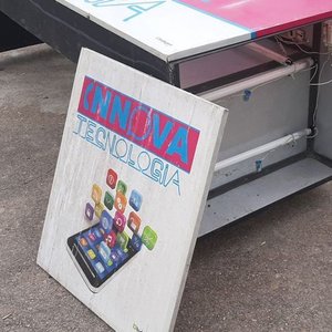 Cartel Luminoso "Innova Tecnología" en Lona y Chapa con Tubos Fluorescentes - imagen 2