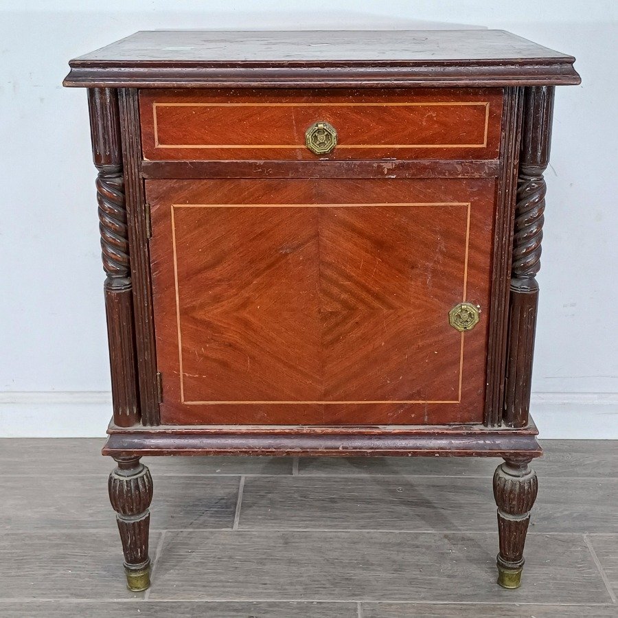 Lote siguiente: Mesa de luz en madera estilo inglés con cajón y puerta