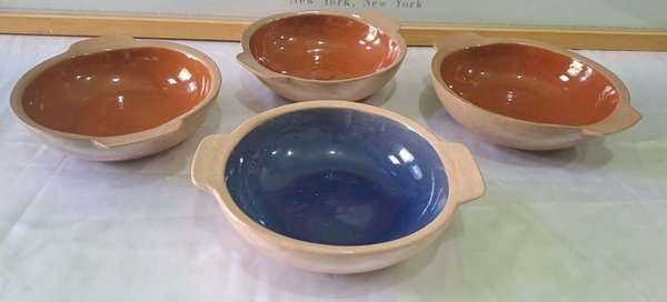 Cuatro tazas de barro con colores, mínima chapa en su borde - imagen 2