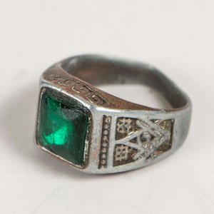 Anillo Masónico de Metal con Piedra Verde y Desgaste - imagen 1