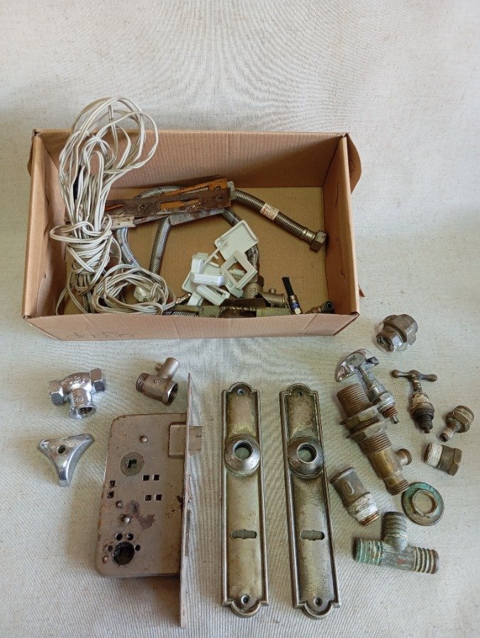 Lote siguiente: Colección de cajas y accesorios en bronce y metal