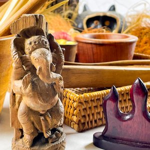Lote de Adornos y Utensilios: Soporte Triple, Servilletero, Abanico, Figura Africana y Centro de Madera - imagen 3