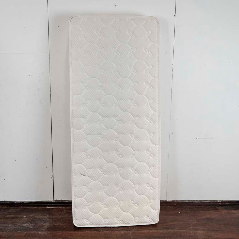 Lote siguiente: Colchón de 1 plaza DuCie color blanco con manchas