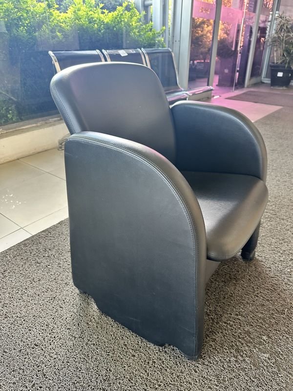 Butaca de cuero con diseño moderno - imagen 2