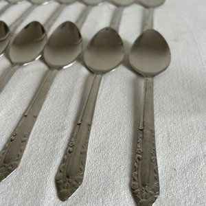 Juego de 18 Cucharas de Acero Inoxidable con Diseño Floral - imagen 4