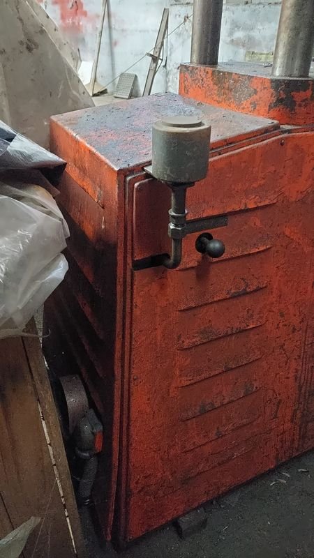 Prensa hidráulica eléctrica sobre 3 columnas para 15 toneladas - imagen 2