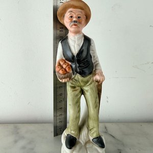 Estatua de Porcelana Bisque: Anciano Granjero con Cesta de Manzanas - imagen 1