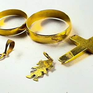 Lote de 4 Piezas: Dos Alianzas y Dos Colgantes (Cruz y Figura Humana) - imagen 3