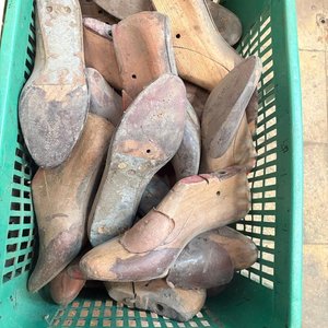 Lote de 28 Hormas Antiguas para Calzado en Madera - imagen 3