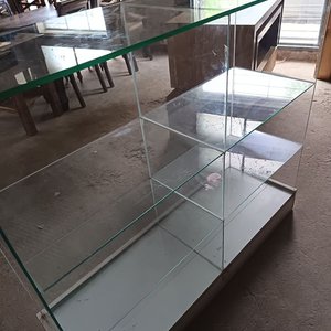 Vitrina Exhibidora de Vidrio con Base de Madera - imagen 6